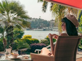 2 bares/lounges, bar ao lado da piscina