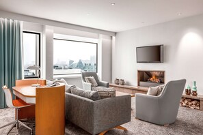 Suíte presidencial | Área de estar | TV de tela plana 37 polegadas com canais digitais, TV