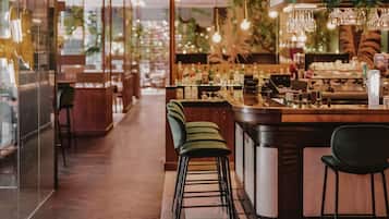2 restaurantes: opção de café da manhã, almoço e jantar