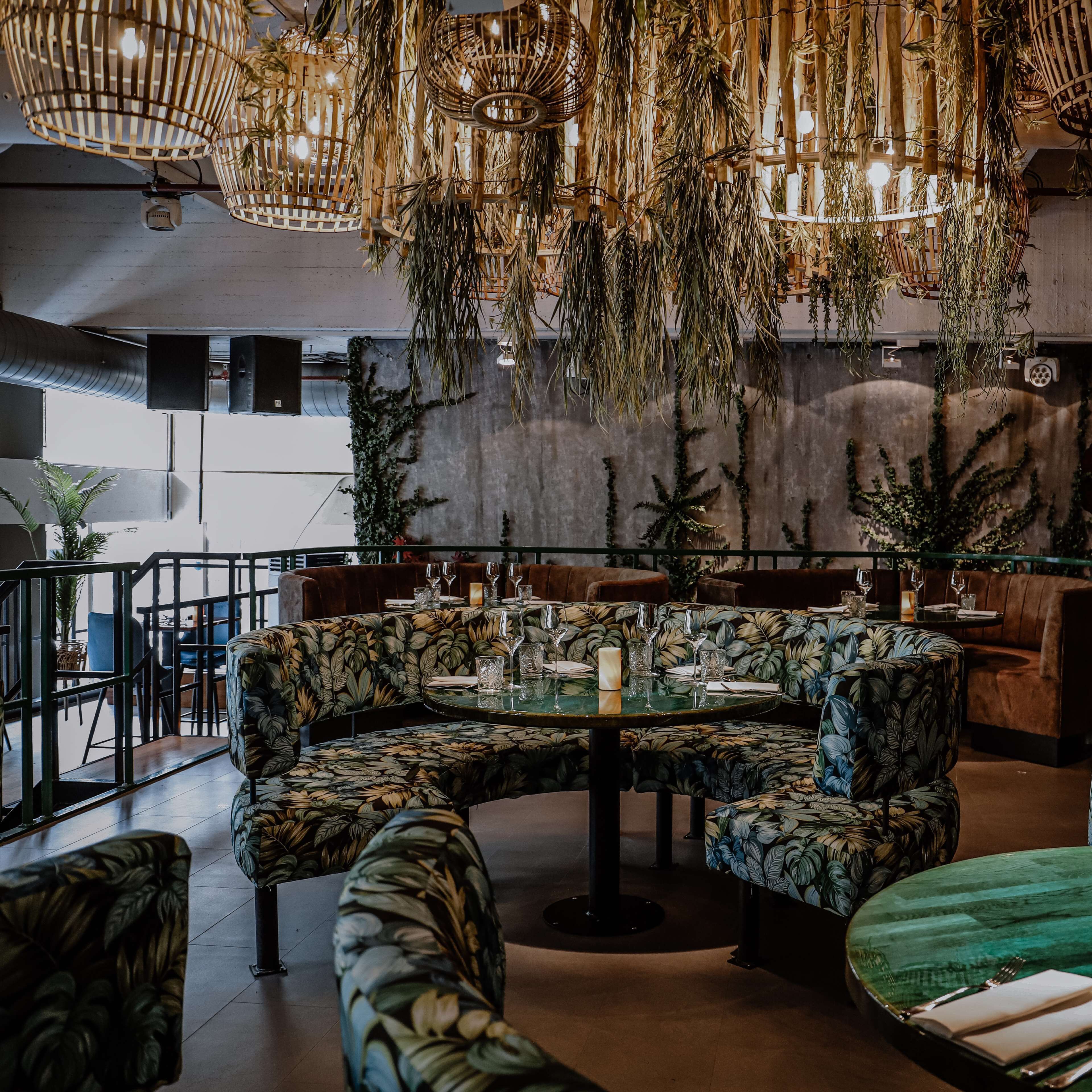 2 restaurants; breakfast, lunch, and dinner served