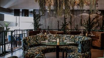 2 restaurants; breakfast, lunch, and dinner served