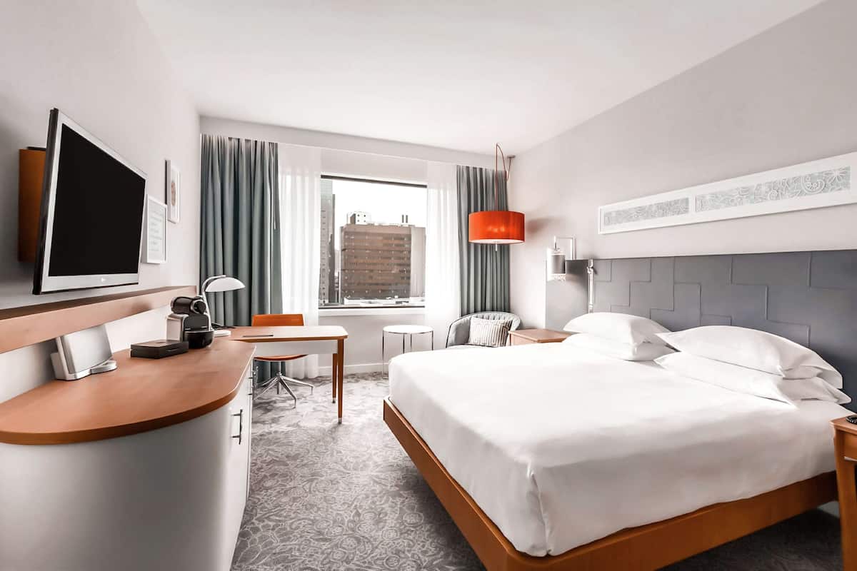 Minibar, caja de seguridad en la habitación y escritorio