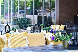 حيث تُقدم وجبات الإفطار، الغداء، العشاء، الأطباق العالمية