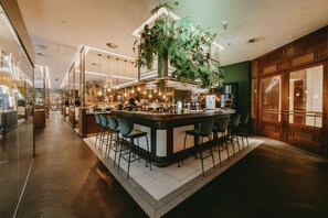 2 间餐厅,供应早餐、午餐和晚餐