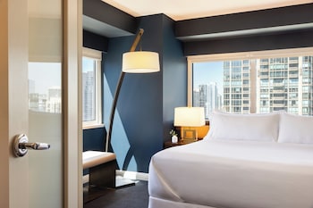 Corner Suite King Bed & Sofa Bed | 1 bedroom, premium bedding, pillowtop beds, in-room safe at Omni Chicago Hotel