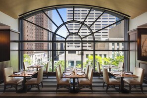 朝食、ディナーに営業