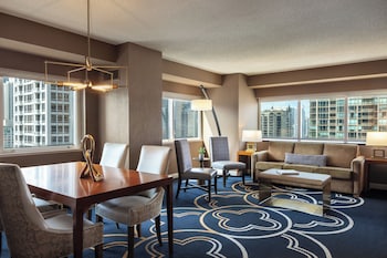 One Bedroom Executive Suite with Sofa Bed | 1 bedroom, premium bedding, pillowtop beds, in-room safe at Omni Chicago Hotel