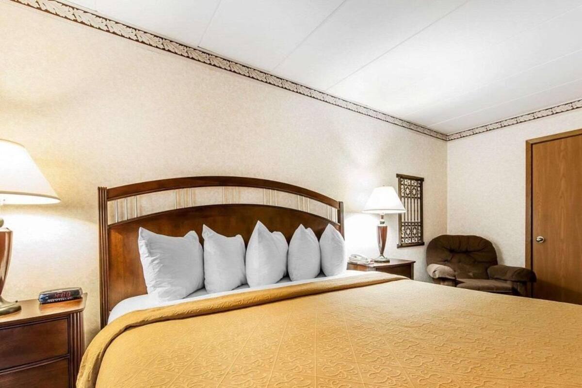 Desk, cribs (free), rollaway beds (free), WiFi (free)