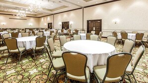 A conference room with round tables and chairs, a chandelier, and a patterned carpet. - Quality Inn Chillicothe (Chillicothe)