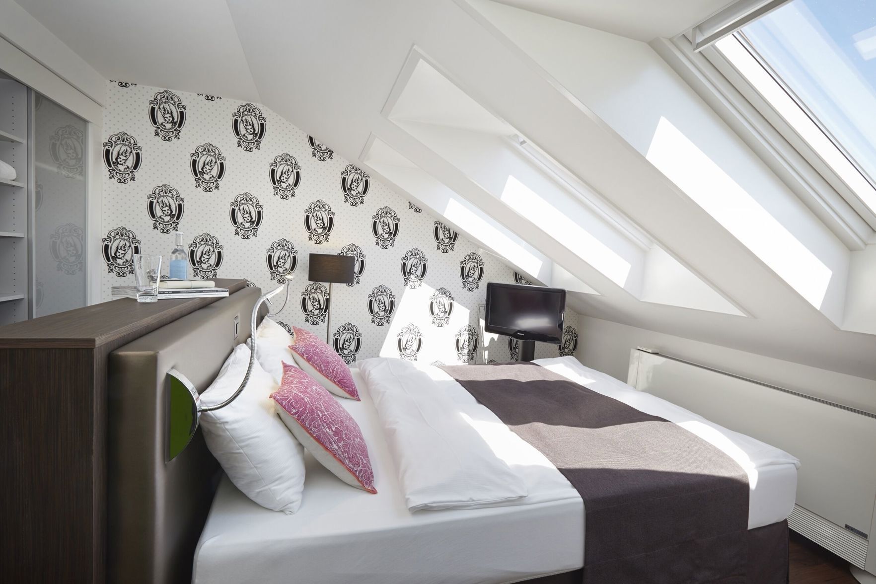 Literie hypoallergénique, couette en duvet d'oie, minibar