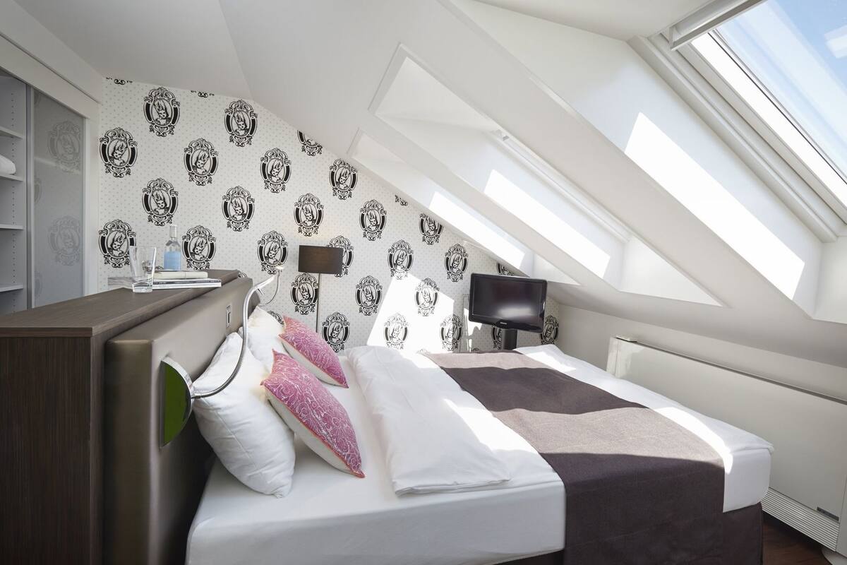 Hypo-allergenic bedding, down comforters, minibar, in-room safe