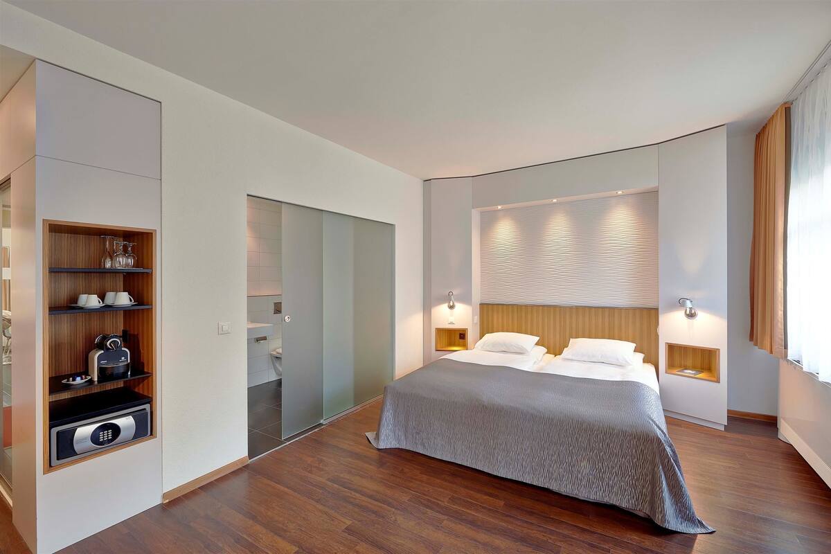 Hypo-allergenic bedding, down comforters, minibar, in-room safe