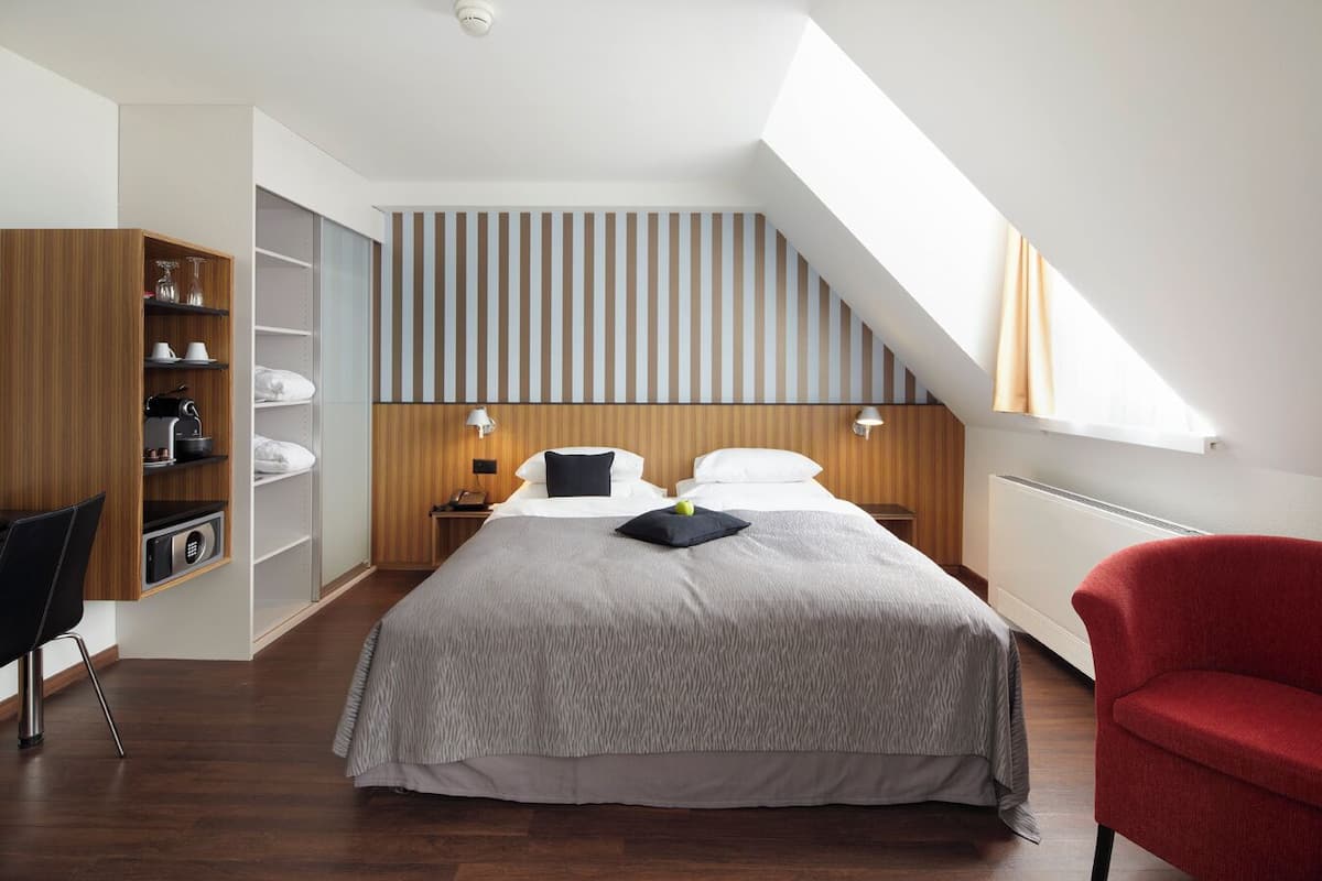 Literie hypoallergénique, couette en duvet d'oie, minibar