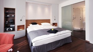 Superior Double Room | Peralatan tempat tidur hipoalergenik, gebar bulu kapas, bar mini 