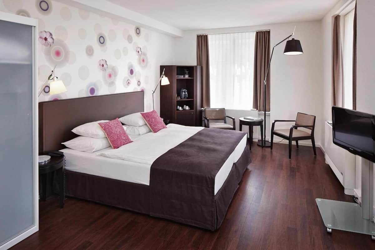 Hypo-allergenic bedding, down duvets, minibar, in-room safe