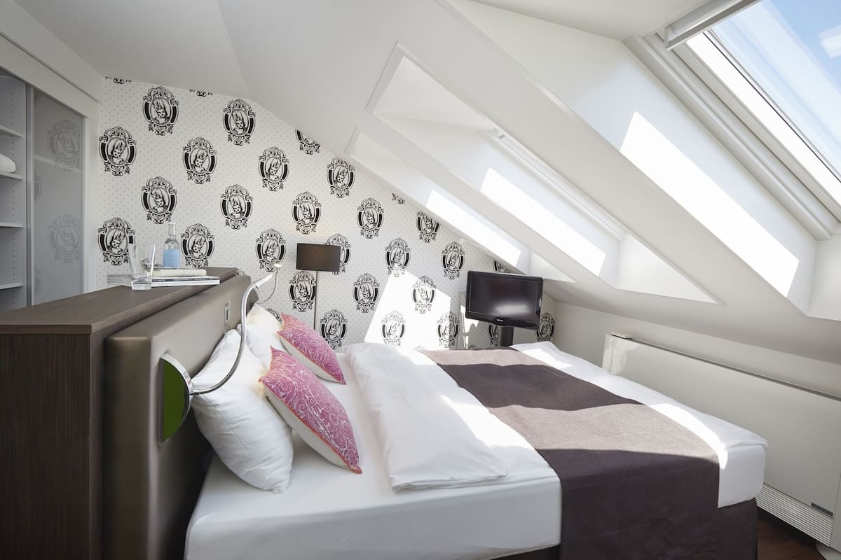 Hypo-allergenic bedding, down duvets, minibar, in-room safe