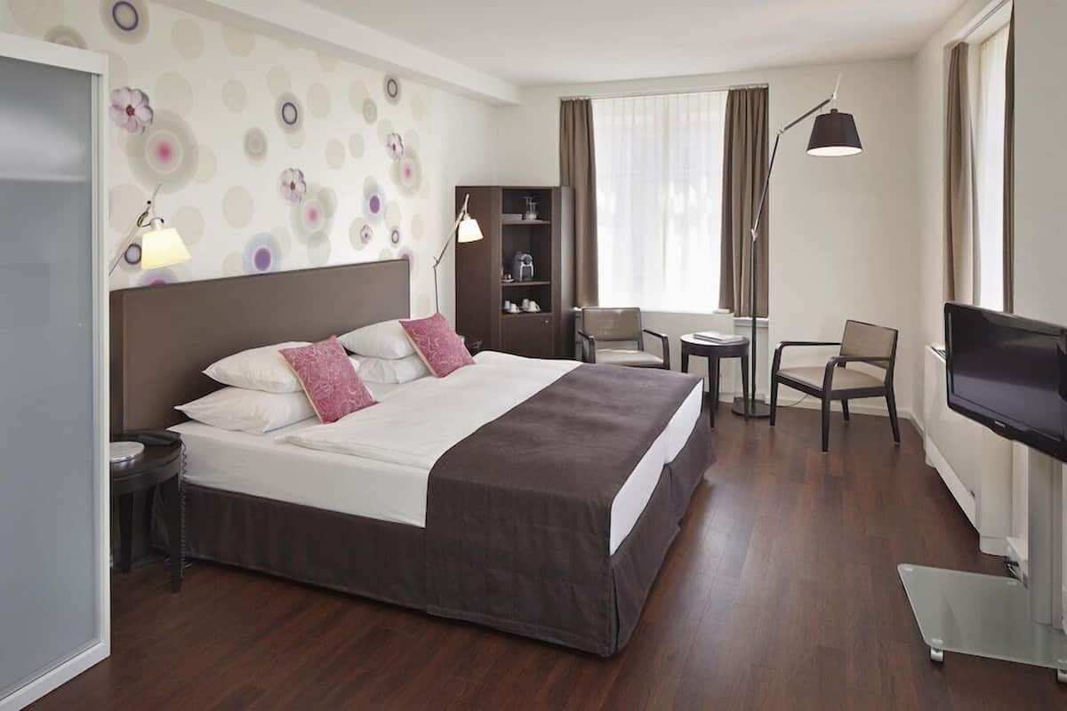 Hypo-allergenic bedding, down duvets, minibar, in-room safe