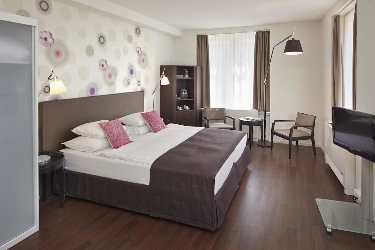 Hypo-allergenic bedding, down duvets, minibar, in-room safe