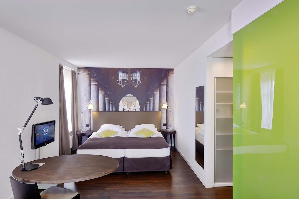 Ropa de cama hipoalergénica, edredones de plumas, minibar y caja fuerte