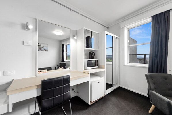 Standard Queen Room | 1 bedroom, desk, laptop workspace, blackout drapes