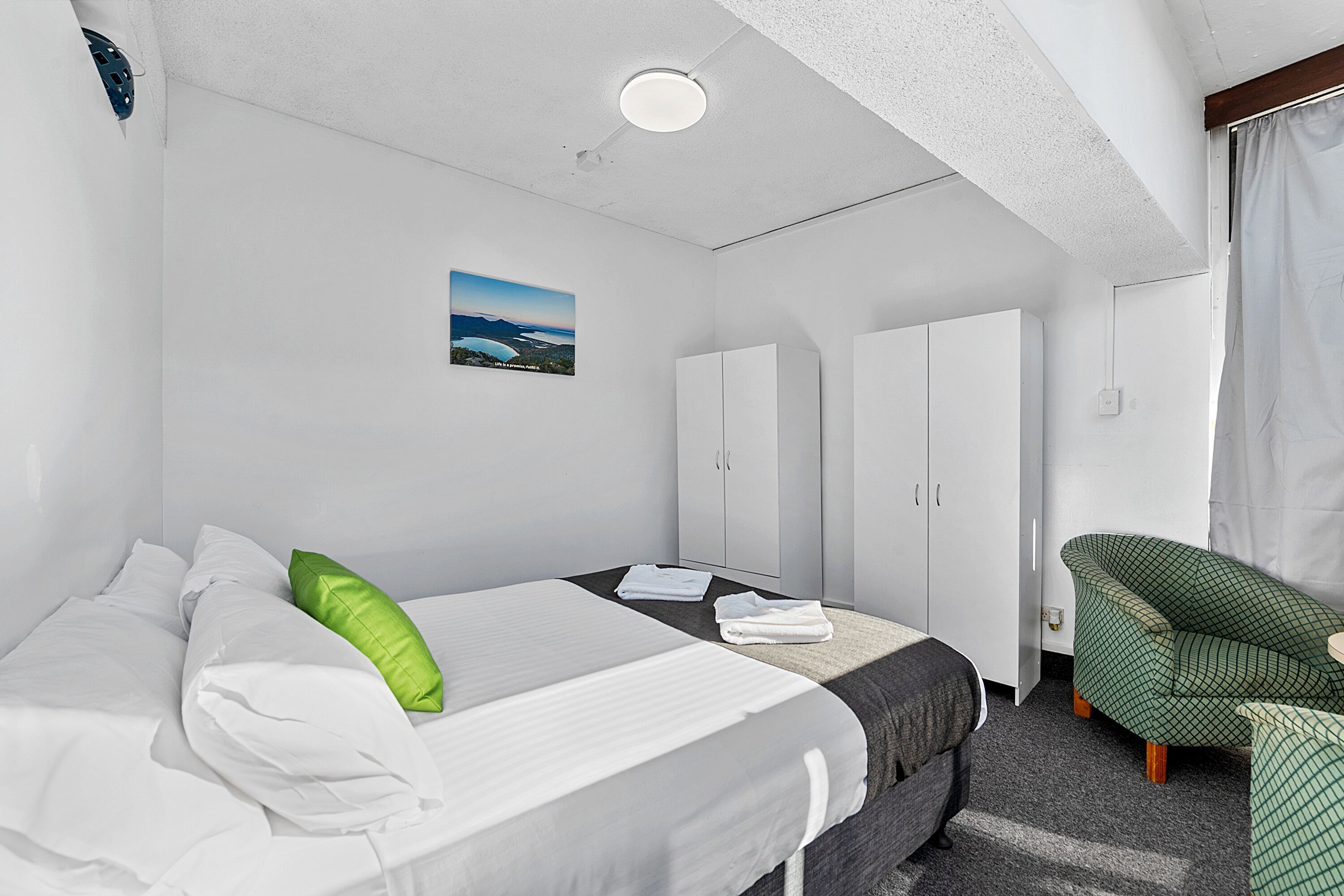 مكتب ومساحة عمل للكمبيوتر المحمول وستائر تعتيم ومكواة/لوح كي