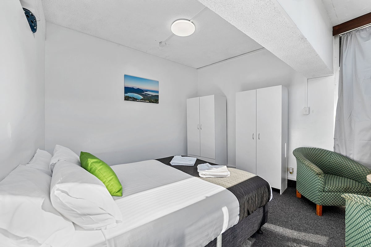 مكتب ومساحة عمل للكمبيوتر المحمول وستائر تعتيم ومكواة/لوح كي