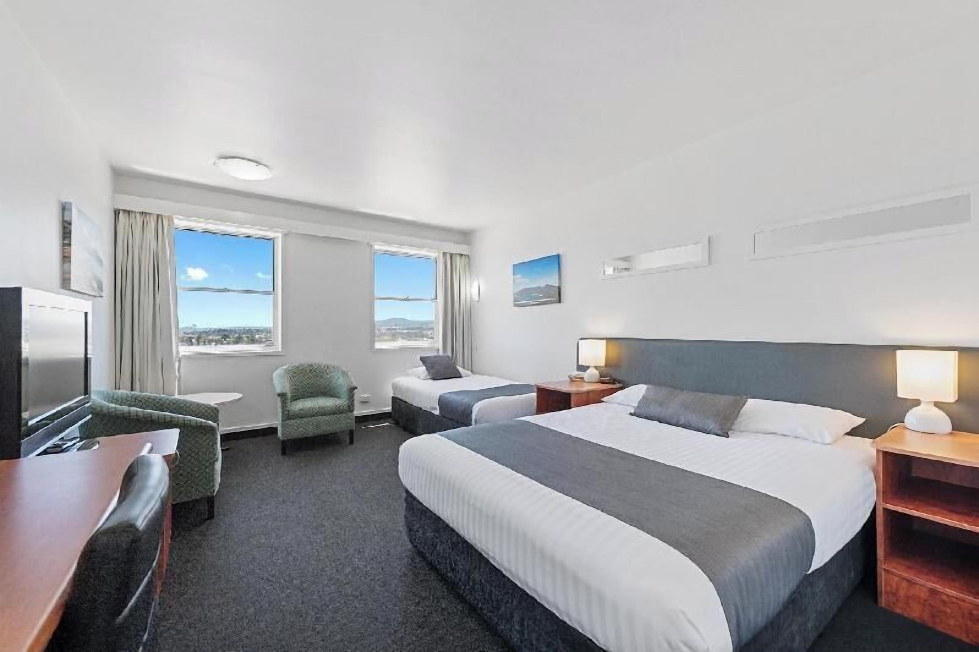 مكتب ومساحة عمل للكمبيوتر المحمول وستائر تعتيم ومكواة/لوح كي