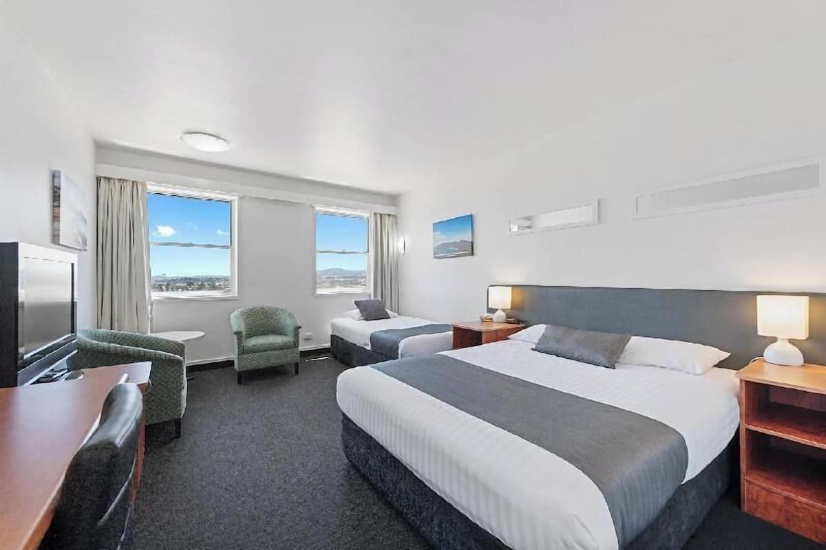 مكتب ومساحة عمل للكمبيوتر المحمول وستائر تعتيم ومكواة/لوح كي