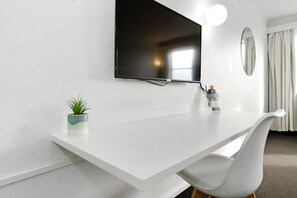 Deluxe-Zimmer (Queen) | Schreibtisch, laptopgeeigneter Arbeitsplatz, Verdunkelungsvorhänge