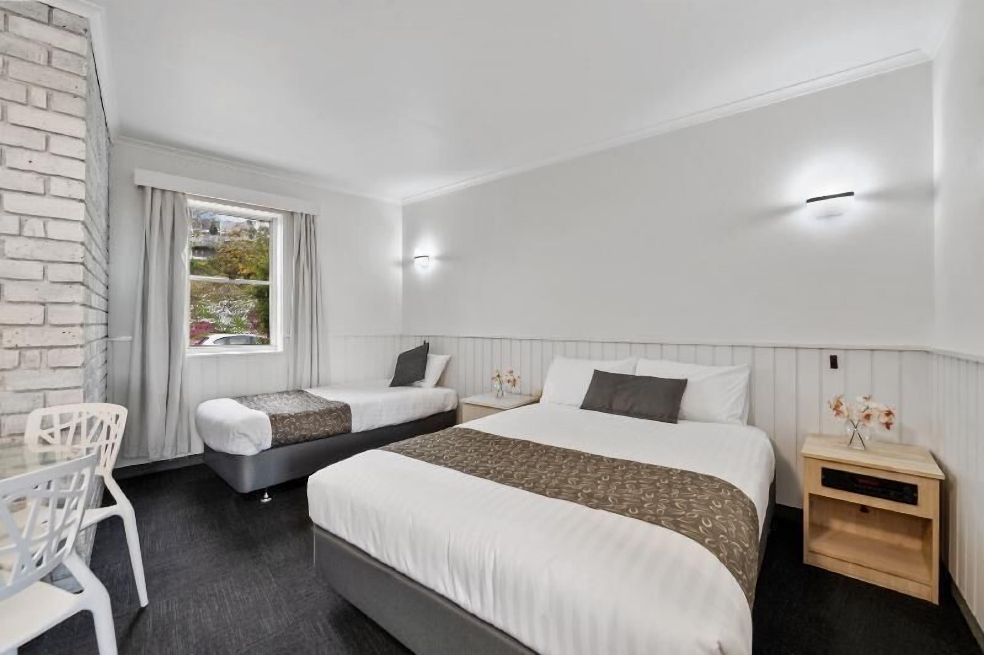 مكتب ومساحة عمل للكمبيوتر المحمول وستائر تعتيم ومكواة/لوح كي