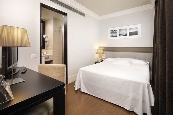 Basic Single Room, 1 Queen Bed, Non Smoking, Courtyard View | Bathroom | Shower, free toiletries, hair dryer, towels
