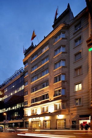 Fachada de la propiedad por la tarde o noche