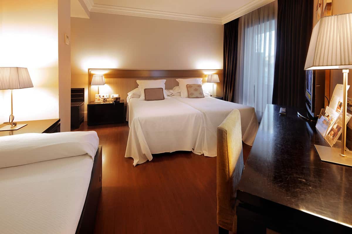 Comfort Triple Room | Premium bedding, in-room safe, desk, blackout drapes