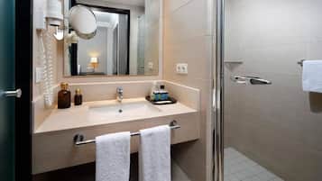 Habitación individual | Baño | Regadera, amenidades de baño gratuitas, secadora de cabello, toallas
