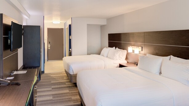 A hotel room with two beds, a desk, and a TV. - Holiday Inn Express Newberg - Wine Country by IHG (Newberg)