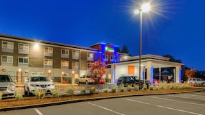 Ett hotell med en parkeringsplats, ett överbyggt område och en byggnad med en skylt som visar texten ”Hyatt Express”.