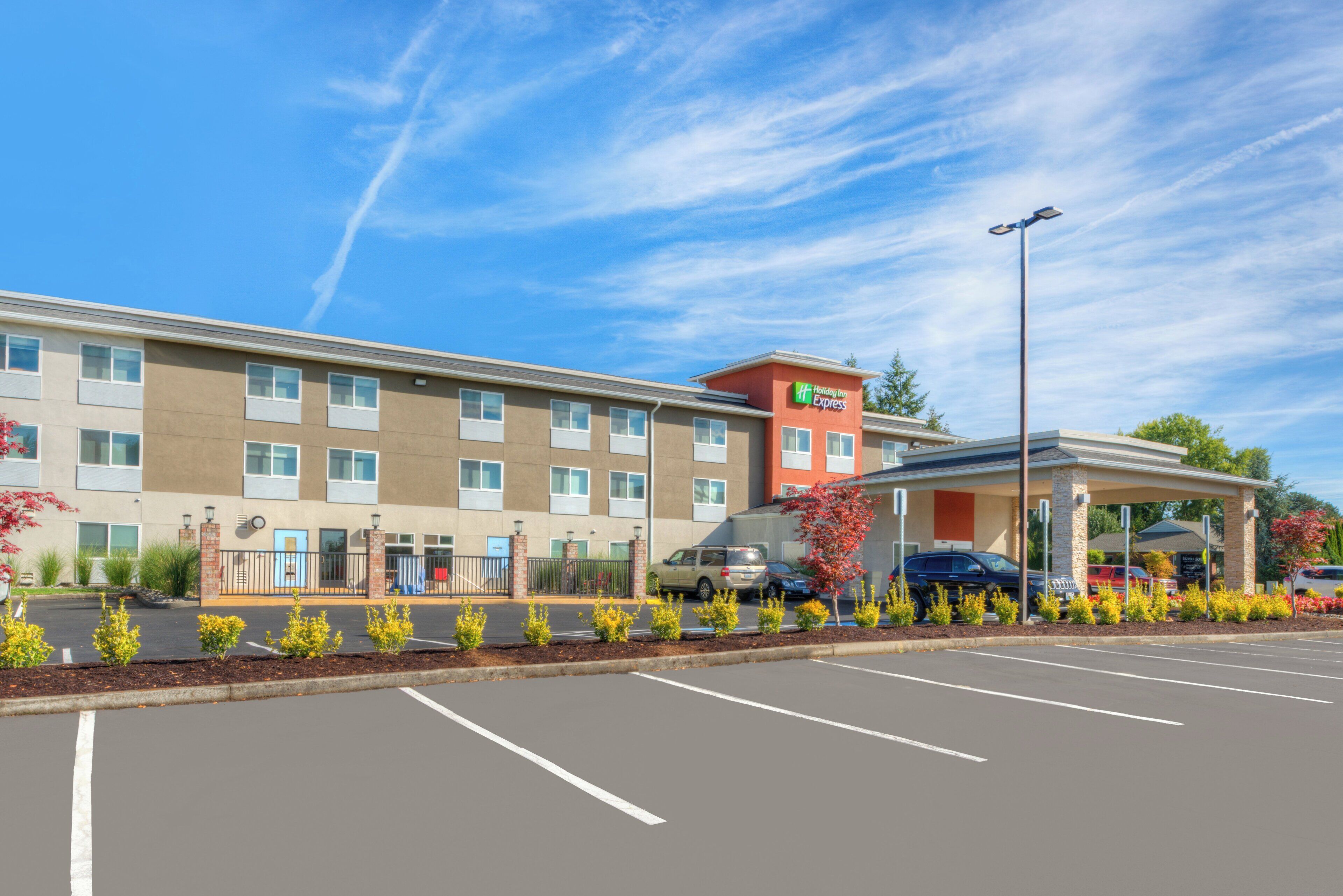 Un hôtel Holiday Inn Express doté d’un parking et d’une entrée abritée.