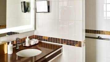 Regadera tipo lluvia y amenidades de baño de diseñador