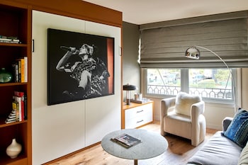 Room (The Green Room) | Premium bedding, pillowtop beds, in-room safe, desk at Hotel Ziggy Los Angeles
