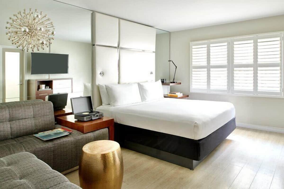 Room, 1 King Bed (Swim Up) | Premium bedding, pillowtop beds, in-room safe, desk