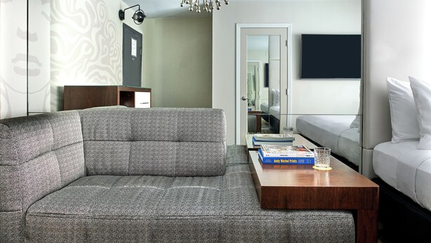 Corner King | Premium bedding, pillow-top beds, in-room safe, desk - Hotel Ziggy on Sunset (West Hollywood)