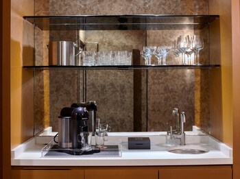 Room (The Green Room) | Premium bedding, pillowtop beds, in-room safe, desk at Hotel Ziggy Los Angeles