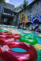 Una piscina al aire libre