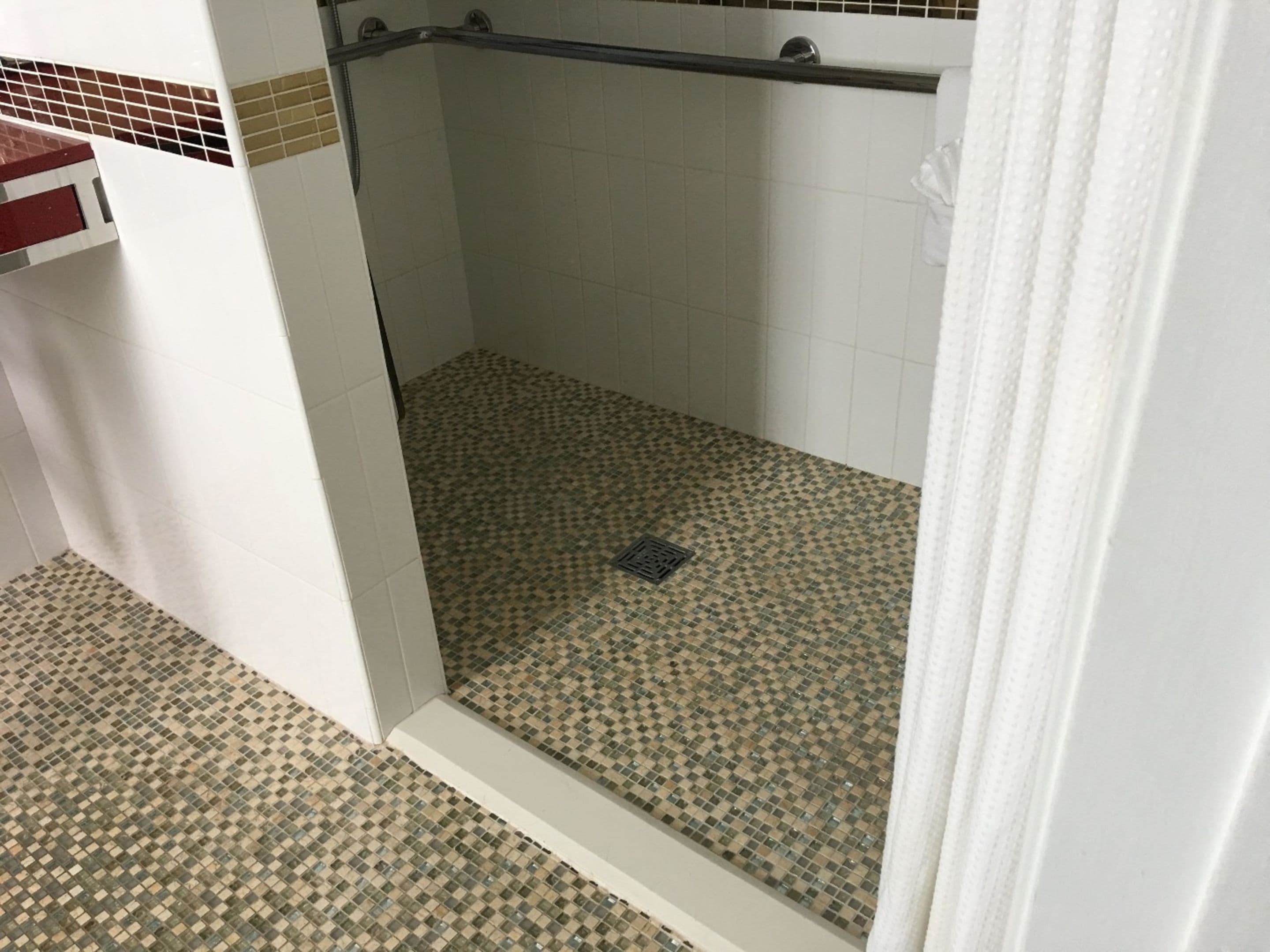 Room, 1 King Bed (Swim Up) | Bathroom