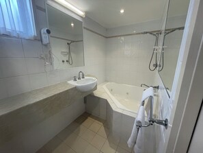 Deluxe Spa | Bathroom | Towels - Latrobe Motel Morwell (Morwell)