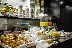 Se ofrece un desayuno bufé (14.00 EUR por persona)