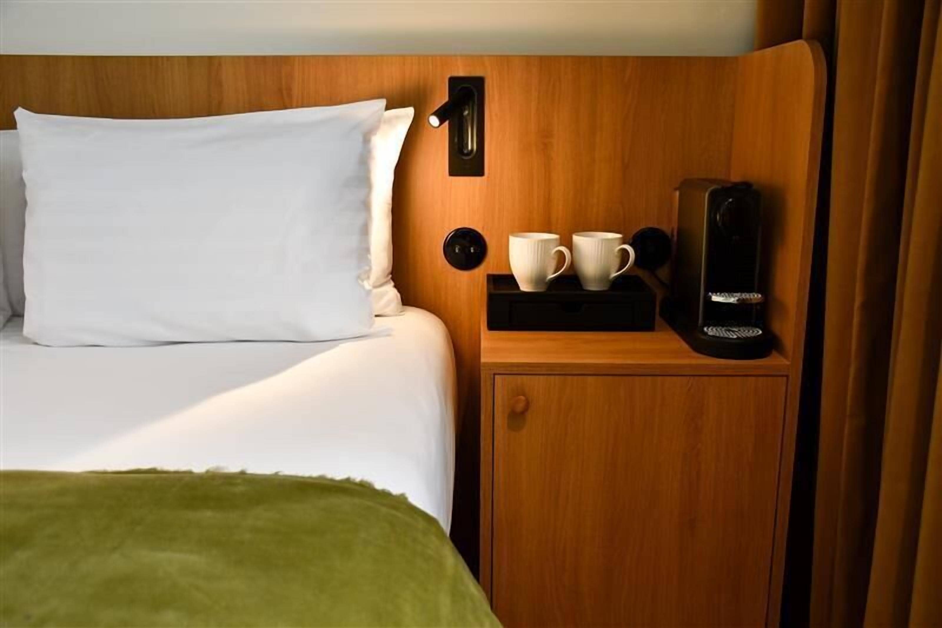 Minibar, caja de seguridad en la habitación y decoración personalizada 