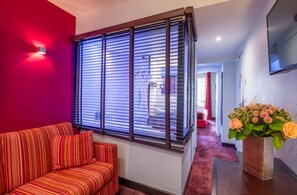 Habitación ejecutiva | Área de sala de estar | Televisión de pantalla plana 