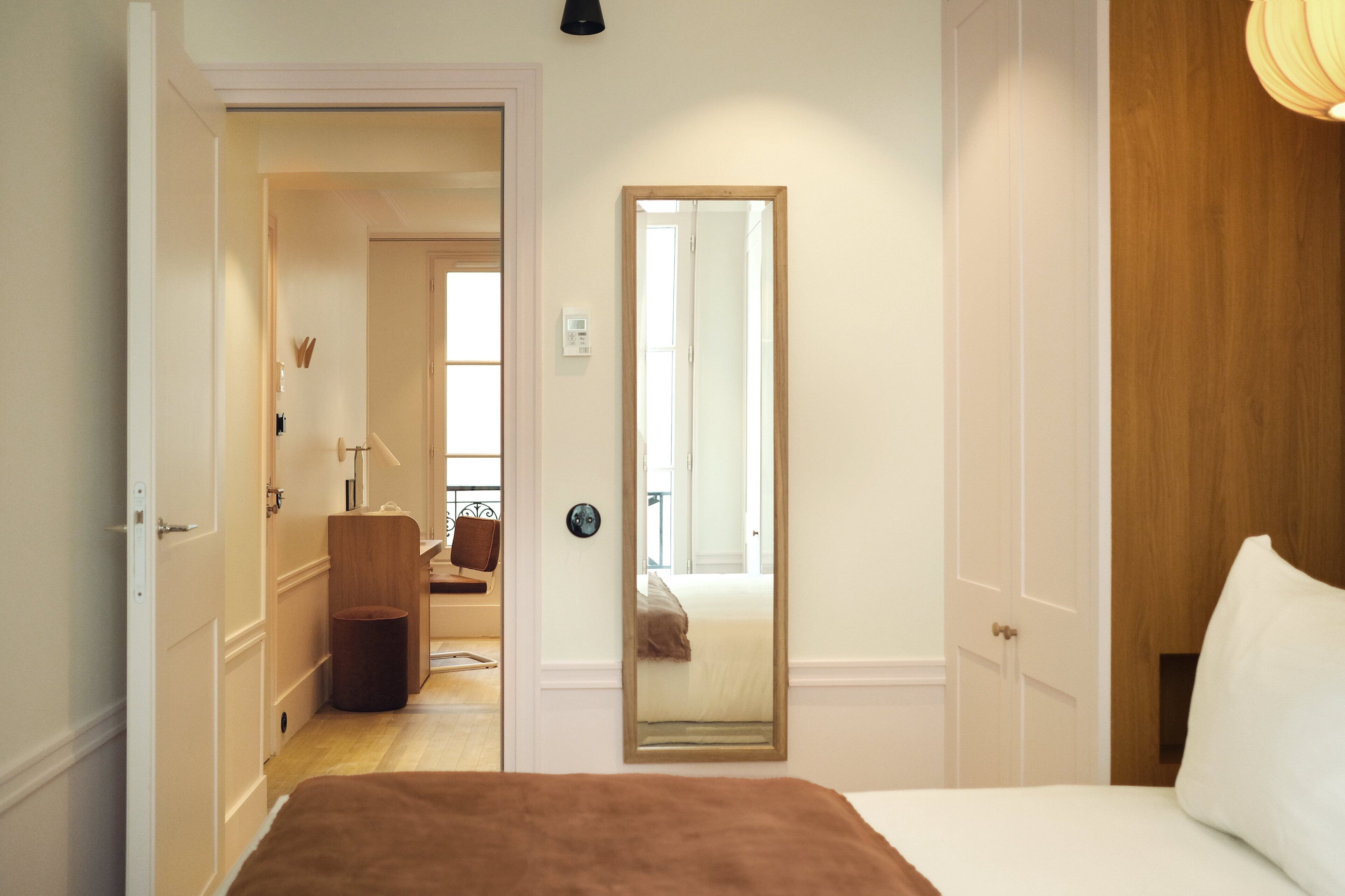 Minibar, caja de seguridad en la habitación y decoración personalizada 