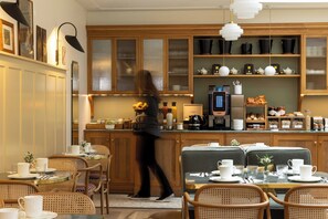 Buffet déjeuner servi tous les jours en supplément